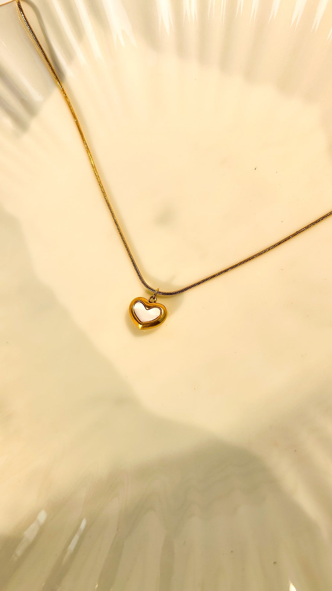 SNOW WHITE NECKLACE