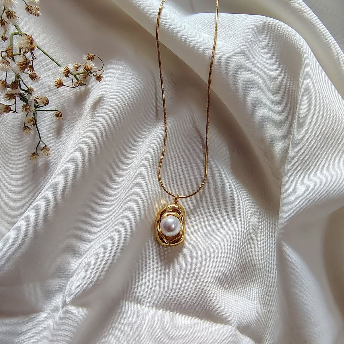 INSIDE MOON NECKLACE